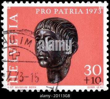 Saint-Pétersbourg, Russie - 17 mai 2020 : timbre imprimé en Suisse avec l'image de la tête gauloise de Prilly, à l'âge romain, vers 1973 Banque D'Images