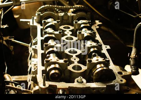 voiture ou véhicule machine à moteur ouvert dans un centre automobile Banque D'Images