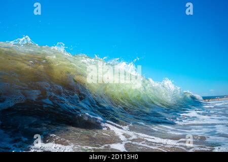 Mer vague close up, low angle view, sunrsie shot. Banque D'Images