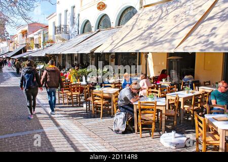 Rue avec cafés et restaurants traditionnels à Monastiraki, Athènes, Grèce, février 4 2020. Banque D'Images