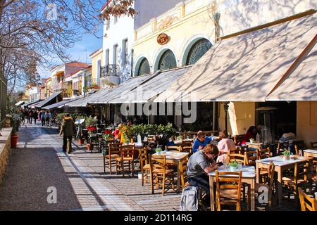 Rue avec cafés et restaurants traditionnels à Monastiraki, Athènes, Grèce, février 4 2020 Banque D'Images