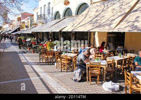 Rue avec cafés et restaurants traditionnels à Monastiraki, Athènes, Grèce, février 4 2020 Banque D'Images