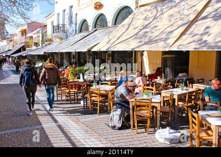 Rue avec cafés et restaurants traditionnels à Monastiraki, Athènes, Grèce, février 4 2020 Banque D'Images