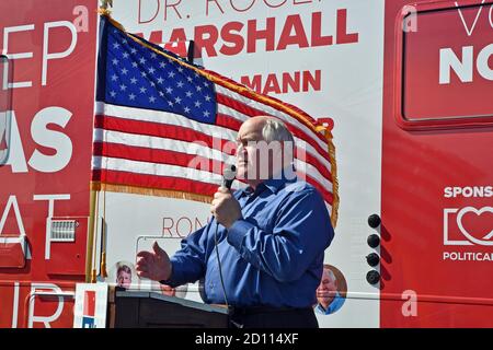 El Dorado, Kansas, États-Unis. 3 octobre 2020. Le congressiste Ron Estes (R-KS), qui se présente à la réélection dans le 4e arrondissement du Congrès, s'adresse à la petite foule de partisans lors du lancement de la tournée Keep Kansas Great bus Tour à El Dorado, Kansas, le 3 octobre 2020. Crédit : Mark Reinstein/Media Punch/Alamy Live News Banque D'Images