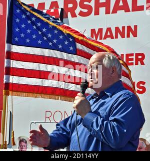 El Dorado, Kansas, États-Unis. 3 octobre 2020. Le congressiste Ron Estes (R-KS), qui se présente à la réélection dans le 4e arrondissement du Congrès, s'adresse à la petite foule de partisans lors du lancement de la tournée Keep Kansas Great bus Tour à El Dorado, Kansas, le 3 octobre 2020. Crédit : Mark Reinstein/Media Punch/Alamy Live News Banque D'Images