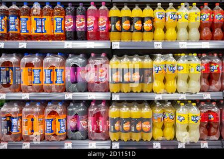 Bouteilles de 2 litres de boissons gazeuses en vente sur une étagère dans un supermarché à Cardiff, pays de Galles, Royaume-Uni. Banque D'Images