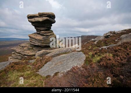 Salt Cellar, une grande formation de pierres à aiguiser sur Derwent Edge dans le parc national de Peak District, capturé au début de l'automne. Banque D'Images