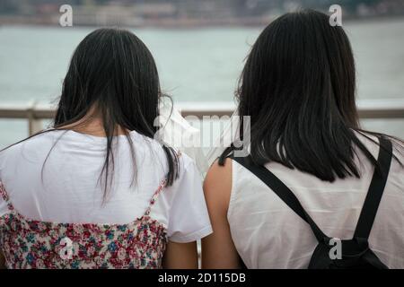 Hong Kong, Chine. 30 septembre 2020. Les femmes prennent leur masque autour de la promenade Tsim Sha Tsui.le gouvernement exige le port obligatoire de masques faciaux lors de l'utilisation des transports publics, ainsi que des lieux publics intérieurs et extérieurs, sauf lors de l'exercice ou de la randonnée à l'extérieur et dans les parcs de campagne. Crédit : Tang Yan/SOPA Images/ZUMA Wire/Alay Live News Banque D'Images