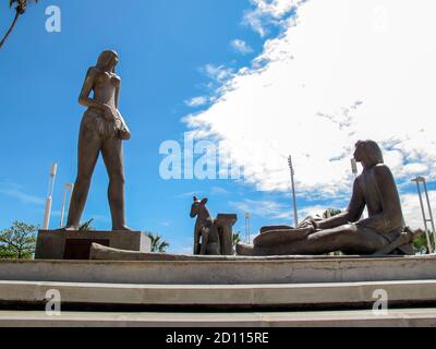 Statue symbolisant Iracema do Mucuripe avec Martin, Jaci et Moacir dans une place dans la ville de Fortaleza, Ceara, nord-est du Brésil. Banque D'Images