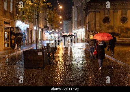 2020-09-29 Lviv, Ukraine. Scène nocturne dans la vieille ville de Lviv. Pluie d'automne à Lviv. Mauvaises prévisions météorologiques Banque D'Images