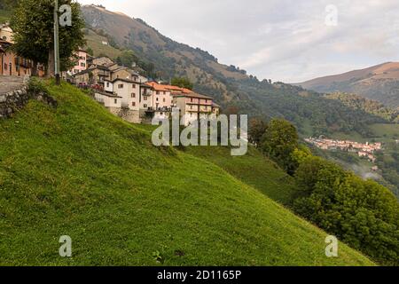 Comme une série de perles, de petits villages pittoresques traversent la vallée de Muggio.Ils sont le point de départ pour de nombreuses randonnées à travers la vallée qui longe le flanc de Monte Generoso.Impressions dans la vallée du Tessin Muggio, Breggia, Suisse Banque D'Images