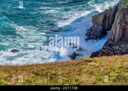 Le littoral autour des terres se termine dans les Cornouailles de l'Angleterre sur un vent jour et mer agitée contre les rochers Banque D'Images