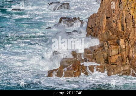 Le littoral autour des terres se termine dans les Cornouailles de l'Angleterre sur un vent jour et mer agitée contre les rochers Banque D'Images