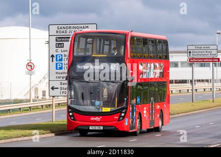 Bus Abellio sur la route 482 en direction du terminal 5 à l'aéroport de Londres Heathrow, Royaume-Uni. Bus à impériale rouge. Passager avec masque COVID-19 Banque D'Images