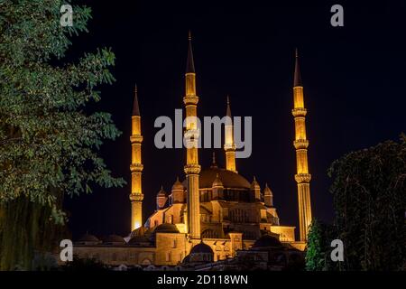 La mosquée Selimiye est une mosquée impériale ottomane, située dans la ville d'Edirne. Vue générale depuis la mosquée Selimiye avec monuments et statue Banque D'Images