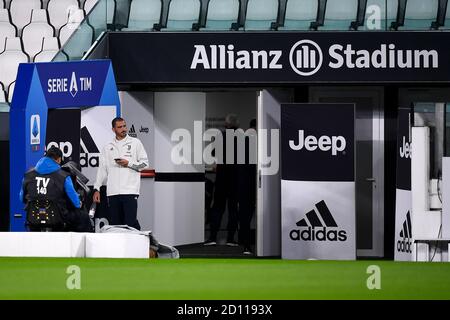 TURIN, ITALIE - 04 octobre 2020 : Leonardo Bonucci de Juventus FC attend le match de football programmé série A entre Juventus FC et SSC Napoli. Il est probable que Juventus FC remportera une victoire par défaut en 3-0, car la SSC Napoli n'a pas pu se rendre à Turin par les autorités sanitaires locales (ASL) en raison de la possibilité d'une épidémie de coronavirus COVID-19 dans l'escouade. De plus, l'équipe du Juventus FC est isolée après que deux membres du personnel ont été testés positifs pour le coronavirus COVID-19. Toutefois, le Juventus FC s'est présenté au stade Allianz comme à l'habitude de Serie A of Banque D'Images