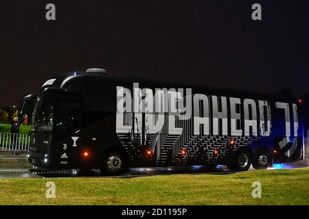 TURIN, ITALIE - 04 octobre 2020 : le bus transportant les joueurs de Juventus arrive au stade Allianz à l'approche du match de football Serie A entre le FC Juventus et la SSC Napoli. Il est probable que Juventus FC remportera une victoire par défaut en 3-0, car la SSC Napoli n'a pas pu se rendre à Turin par les autorités sanitaires locales (ASL) en raison de la possibilité d'une épidémie de coronavirus COVID-19 dans l'escouade. De plus, l'équipe du Juventus FC est entrée en isolement après que deux membres du personnel ont été testés positifs pour le coronavirus COVID-19. Toutefois, le Juventus FC s'est présenté à Allianz St Banque D'Images