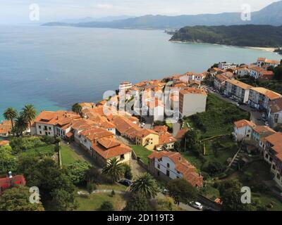 Vue aérienne du village côtier de Lastres dans les Asturies Colunga Espagne Banque D'Images