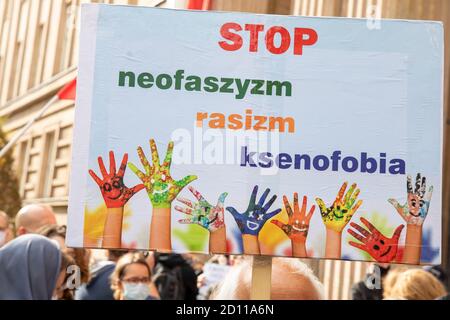 Varsovie, Pologne. 4 octobre 2020. La communauté LGBT proteste au ministère de l'éducation nationale concernant la nomination du ministre Przemyslaw Czarnek, qui dans ses discours condamne ouvertement les LGBT, les comparant aux nazis et les appelant à l'idéologie. En outre, il les considère comme des personnes qui commencent à détruire le tissu fondamental de la société, qui est la normalité et la famille. Crédit: Grzegorz Banaszak/ZUMA Wire/Alay Live News Banque D'Images