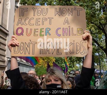 Varsovie, Pologne. 4 octobre 2020. La communauté LGBT proteste au ministère de l'éducation nationale concernant la nomination du ministre Przemyslaw Czarnek, qui dans ses discours condamne ouvertement les LGBT, les comparant aux nazis et les appelant à l'idéologie. En outre, il les considère comme des personnes qui commencent à détruire le tissu fondamental de la société, qui est la normalité et la famille. Crédit: Grzegorz Banaszak/ZUMA Wire/Alay Live News Banque D'Images