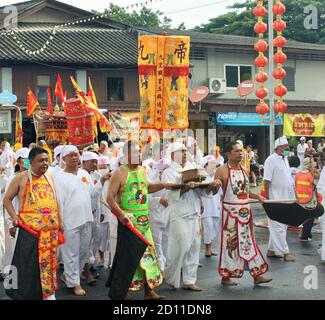 Ville de Phuket / Thaïlande - 7 octobre 2019 : Fête des neuf dieux Empereur ou défilé du Festival végétarien de Phuket, procession avec des dévotés taoïstes en traditio Banque D'Images
