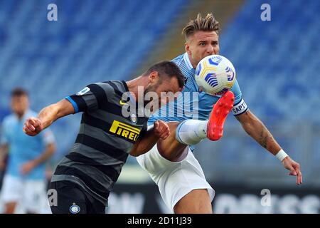 Stefan de Vrij d'Internazionale (L) vit pour le ballon Avec Ciro immobile du Latium (R) pendant le championnat italien Série UN match de football entre Banque D'Images