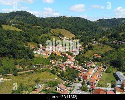 Photo aérienne du village industriel de Langreo dans les Asturies, en Espagne Banque D'Images
