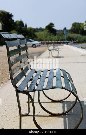 Banc donnant sur la mer à Agnos, Corfou, Grèce Banque D'Images