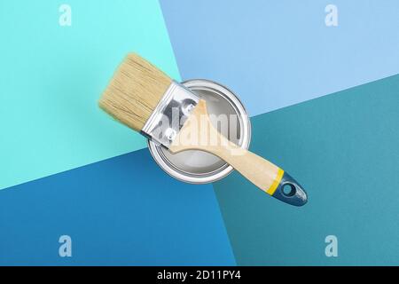 Ouvrir les boîtes d'émail de peinture sur les échantillons de palette de couleurs. Le concept de réparation, de construction. Nuances de bleu. Banque D'Images