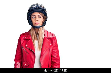 Jeune belle femme portant un casque de moto avec une expression sérieuse sur le visage. Simple et naturel regarder la caméra. Banque D'Images