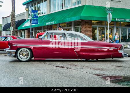 New Smyrna Beach, FL - 12 août 2017 : 1954 Mercury Monterey au salon de l'auto de Canal Street . Banque D'Images