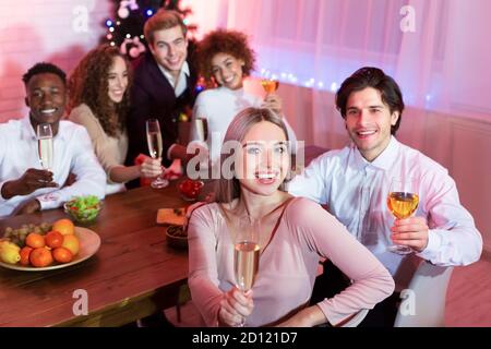 Les jeunes ont un dîner de Noël avec des verres célébrant à la maison Banque D'Images