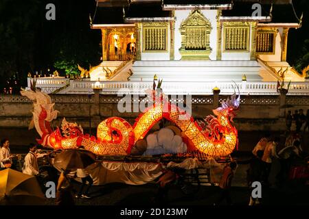 Luang Prabang, Laos. 4 octobre 2020. Les gens prennent part à une parade avec un bateau-dragon à Luang Prabang, au Laos, le 3 octobre 2020. Lors du festival Boun Lai Heua Fai, les gens ont orné la ville de lanternes, ont défilé avec de grands bateaux-dragons et de petits « bateaux » faits de bananiers transportant des fleurs, de l'encens et des bougies sur le Mékong pour laisser la malchance s'échapper et la bonne chance s'écouler. Credit: Kaikeo Saiyasane/Xinhua/Alay Live News Banque D'Images