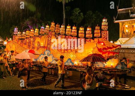 Luang Prabang, Laos. 4 octobre 2020. Les gens prennent part à une parade avec un bateau-dragon à Luang Prabang, au Laos, le 3 octobre 2020. Lors du festival Boun Lai Heua Fai, les gens ont orné la ville de lanternes, ont défilé avec de grands bateaux-dragons et de petits « bateaux » faits de bananiers transportant des fleurs, de l'encens et des bougies sur le Mékong pour laisser la malchance s'échapper et la bonne chance s'écouler. Credit: Kaikeo Saiyasane/Xinhua/Alay Live News Banque D'Images