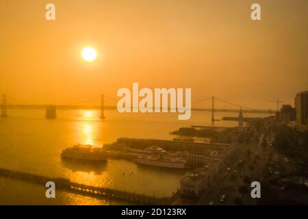 Ciel orange étrange au-dessus du Bay Bridge à San Francisco, image de drone Banque D'Images