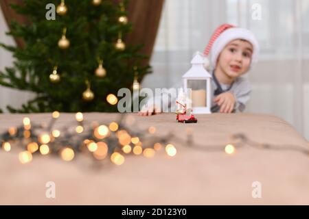 Surpris par la surprise de l'enfant avec un regard étonné d'une voiture de jouet passant avec des cadeaux de Noël. Banque D'Images