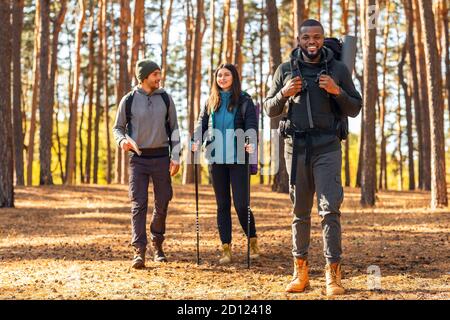 Joyeux routards marchant par la forêt, pleine photo Banque D'Images