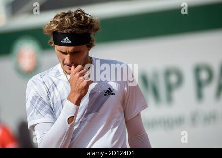 Paris, France. 4 octobre 2020. Alexander Zverev, d'Allemagne, réagit lors du 4e tour de match des hommes contre Jannik sinner, d'Italie, dans le tournoi de tennis ouvert français 2020 à Roland Garros à Paris, France, le 4 octobre 2020. Crédit: Aurélien Morissard/Xinhua/Alay Live News Banque D'Images