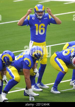 Inglewood, États-Unis. 04e octobre 2020. Los Angeles Rams Quarterback Jared Goff lance une partie contre les New York Giants dans la première moitié au SOFI Stadium à Inglewood, Californie, le dimanche 4 octobre 2020. Photo de Lori Shepler/UPI crédit: UPI/Alay Live News Banque D'Images