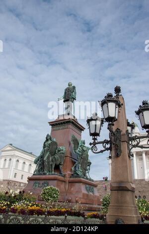 Une statue de l'empereur Alexandre II de Walter Runeberg, est située au centre de la place. Place du Sénat, Helsinki, Finlande. Banque D'Images