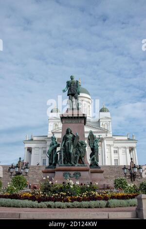 Une statue de l'empereur Alexandre II de Walter Runeberg, est située au centre de la place. Place du Sénat, Helsinki, Finlande. Banque D'Images