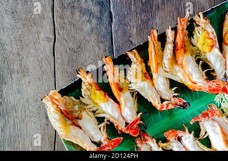 Crevettes de rivière grillées au charbon de bois sur une table en bois. Plat thaïlandais célèbre. Banque D'Images