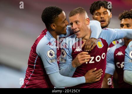 Birmingham, Royaume-Uni. 5 octobre 2020. Ross Barkley (2e L) d'Aston Villa célèbre avec ses coéquipiers lors du match de la Premier League anglaise entre Aston Villa et Liverpool à Villa Park à Birmingham, en Grande-Bretagne, le 4 octobre 2020. Credit: Xinhua/Alay Live News Banque D'Images