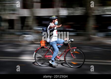 Lisbonne. 4 octobre 2020. Un cycliste participe au World Bike Tour 2020 à Lisbonne, Portugal, le 4 octobre 2020. Crédit: Pedro Fiuza/Xinhua/Alay Live News Banque D'Images