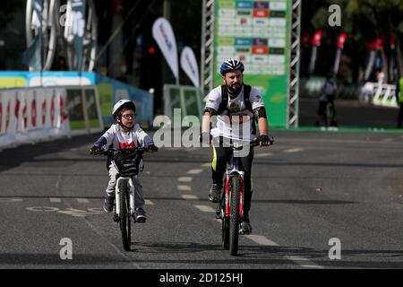 Lisbonne. 4 octobre 2020. Les cyclistes assistent au World Bike Tour 2020 à Lisbonne, Portugal, le 4 octobre 2020. Crédit: Pedro Fiuza/Xinhua/Alay Live News Banque D'Images