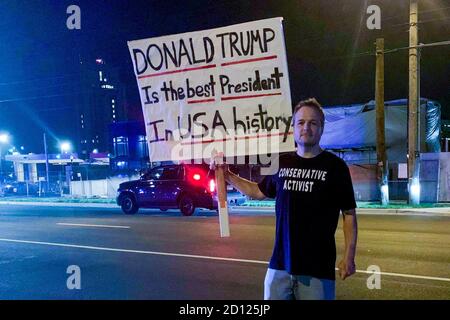 Bethesda, États-Unis. 04e octobre 2020. John Maxwell, partisan du président américain Donald Trump, se trouve devant l'entrée de l'hôpital militaire Walter Reed avec un panneau indiquant « la Donald TRUMP est le meilleur président de l'histoire des États-Unis ». Donald Trump, qui a été infecté par le virus corona avec sa femme Melania, a été transféré à l'hôpital vendredi. Crédit : CAN Merey/dpa/Alay Live News Banque D'Images