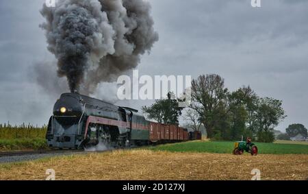 Strasburg, Pennsylvanie, octobre 2019 - le moteur à vapeur antique restauré puffing passé un ancien tracteur restauré Banque D'Images