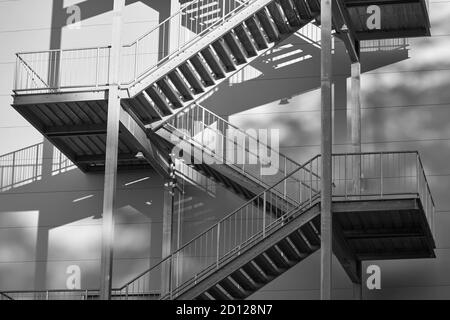 Escalier en fer pour évacuation d'incendie à l'extérieur d'un bâtiment industriel Banque D'Images