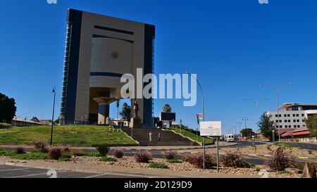 Windhoek, Namibie - 05/05/2018: Vue de face du Musée commémoratif de l'indépendance (ouvert en 2014) avec le Monument Sam-Nujoma en face. Banque D'Images