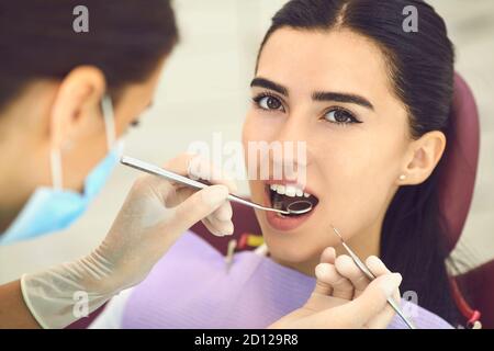 Dentisterie. Cabinet de dentiste. Soins et traitements dentaires. Des dents saines et un sourire. Banque D'Images